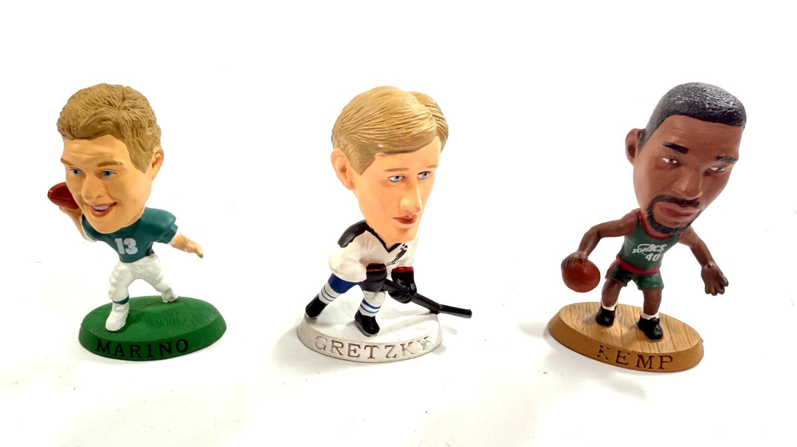   Lot Of 3 NFL, NHL, NBA Corinthian Headliners 1996 Marino, Gretzky, Kemp0